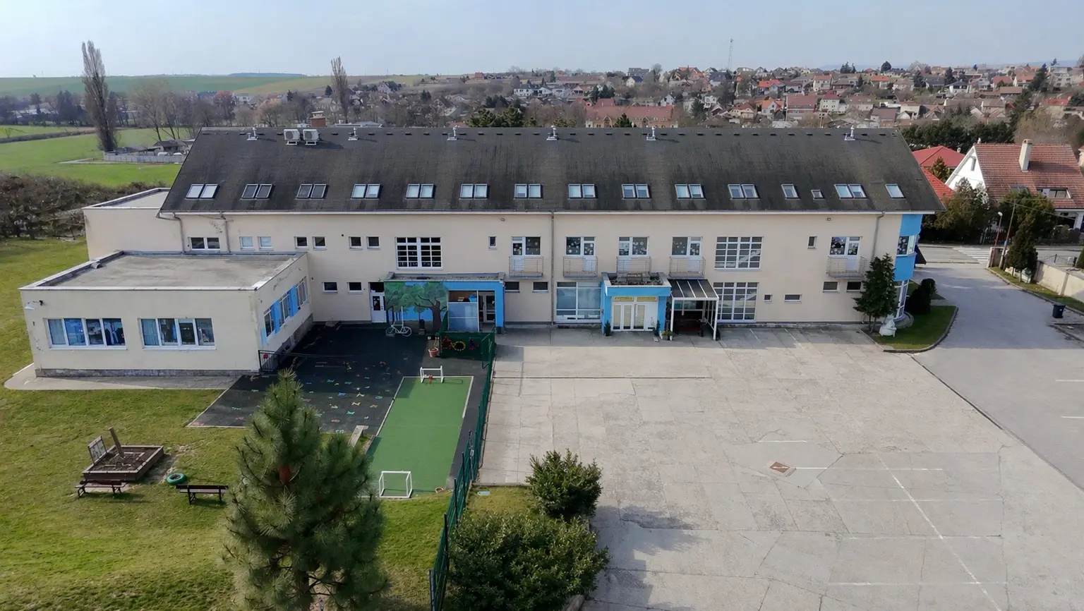 Letecký pohľad na Penzión Lindava a parkovisko v Budmericiach